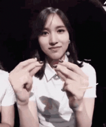 twice-finger-heart.gif