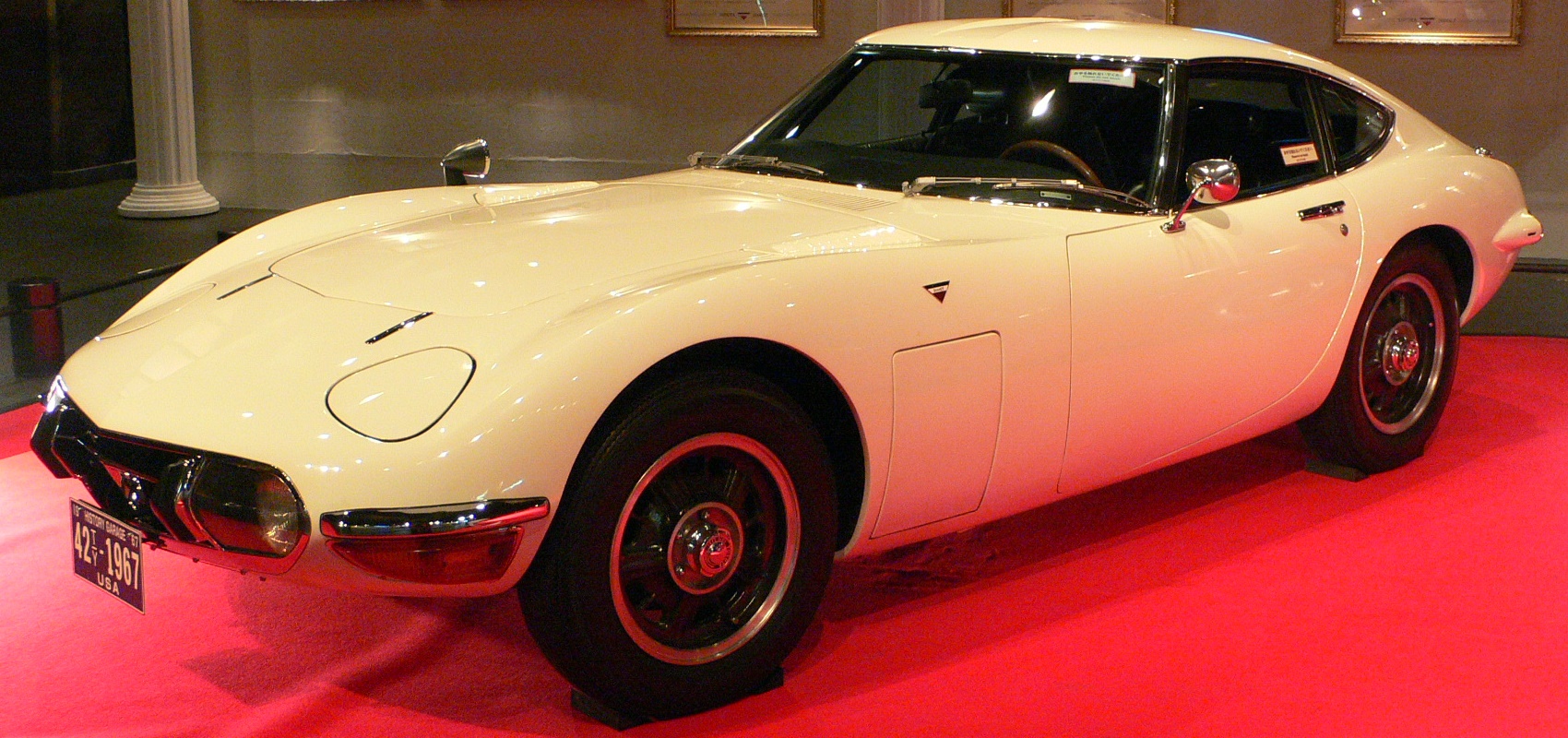 1969_Toyota_2000GT_01.jpg