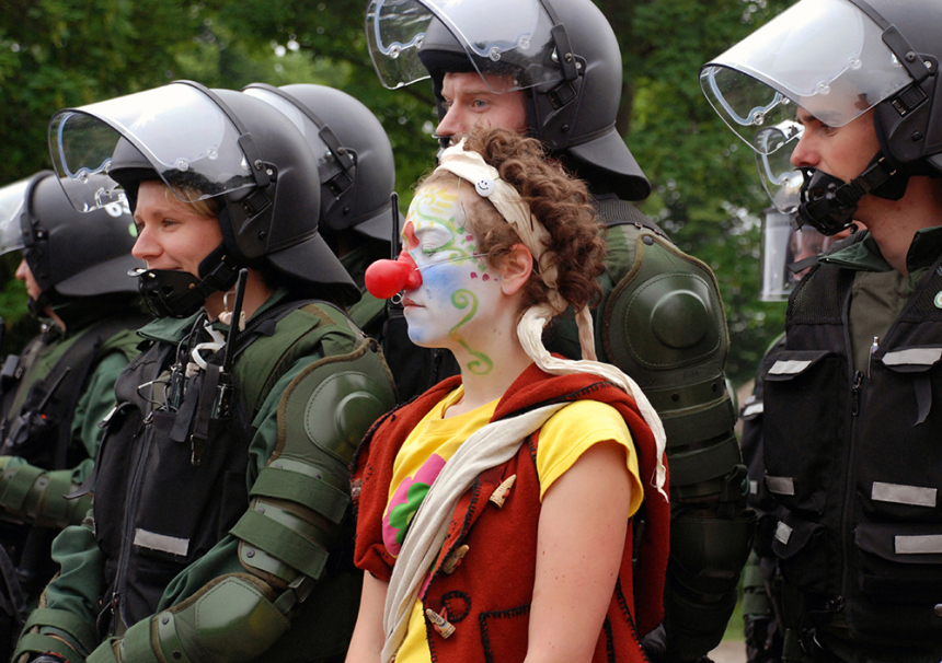 g8-riot-clown2.jpg