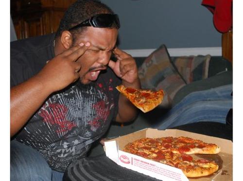 black-guy-telepathic-force-pizza-1283813581T.jpg